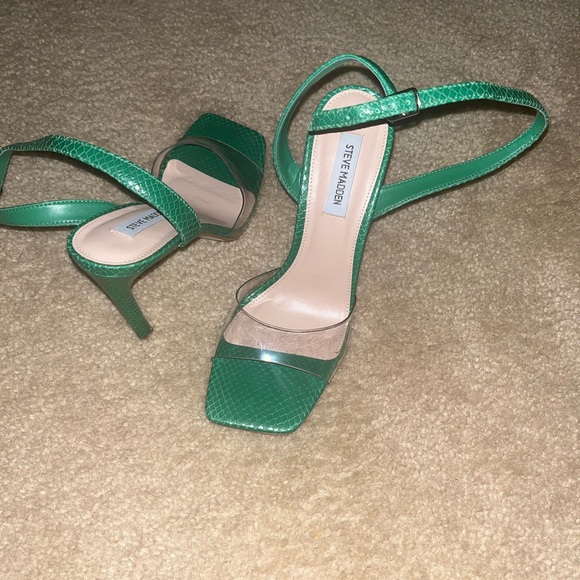 Steve Madden paten leather strapped green sandal - Picture 2 of 3